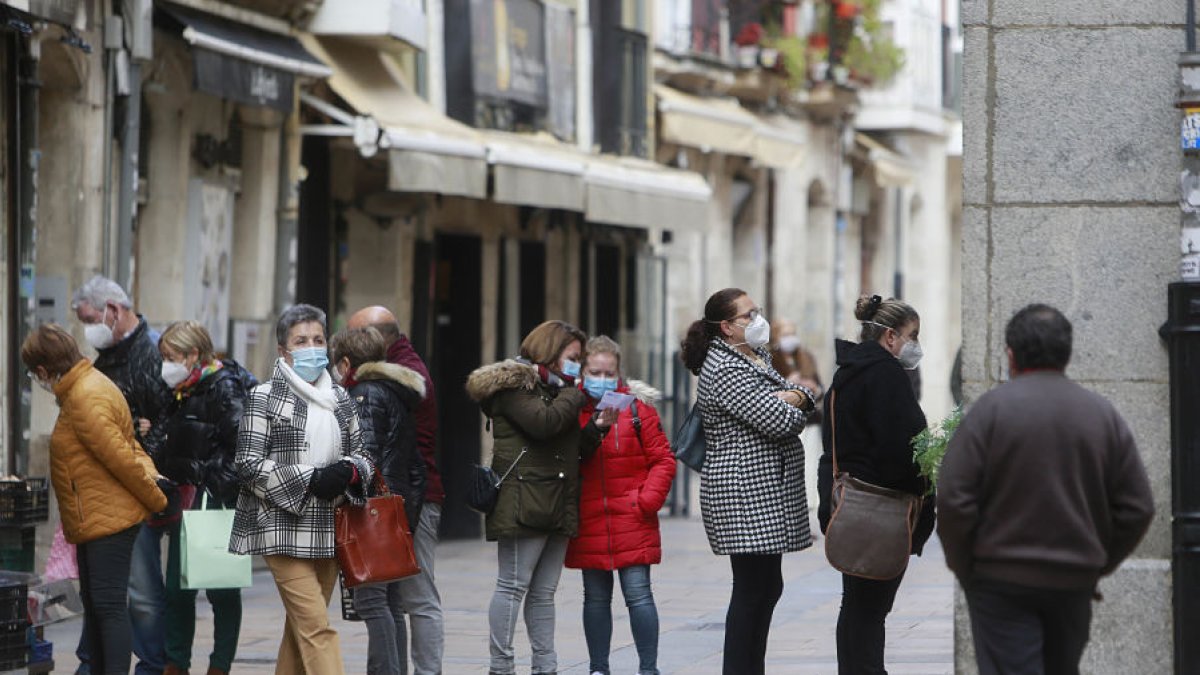 Personas haciendo cola en una calle de Burgos. R. OCHOA