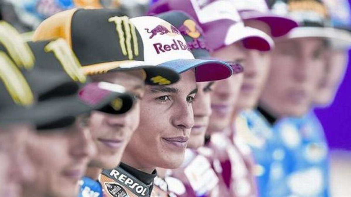 Marc Márquez, bicampeón del mundo de MotoGP en los dos últimos años, centra la foto oficial del Mundial de motociclismo en Doha (Catar), ayer.-MIRCO LAZZARI
