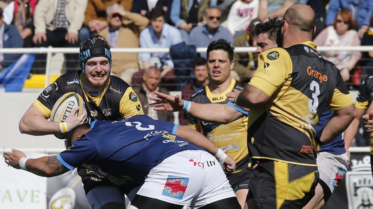 Facundo López llega al punto de encuentro con un rival.-SANTI OTERO