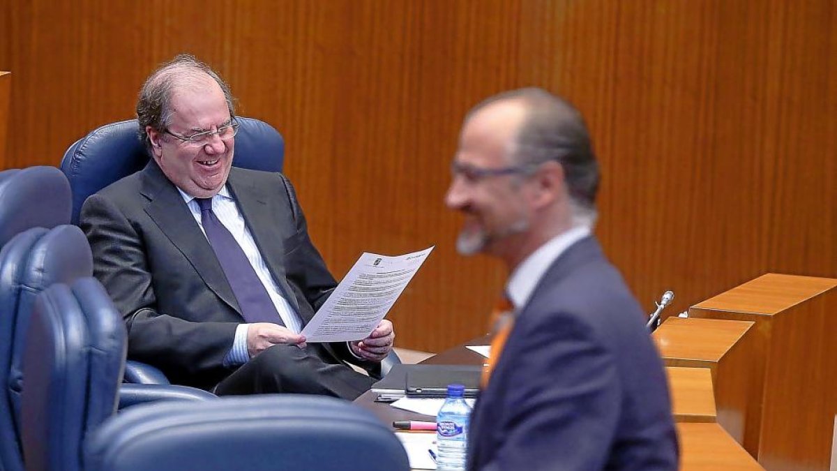 El portavoz de C’s, Luis Fuentes, pasa junto al presidente de la Junta, Juan Vicente Herrera, en el Pleno de ayer.-ICAL