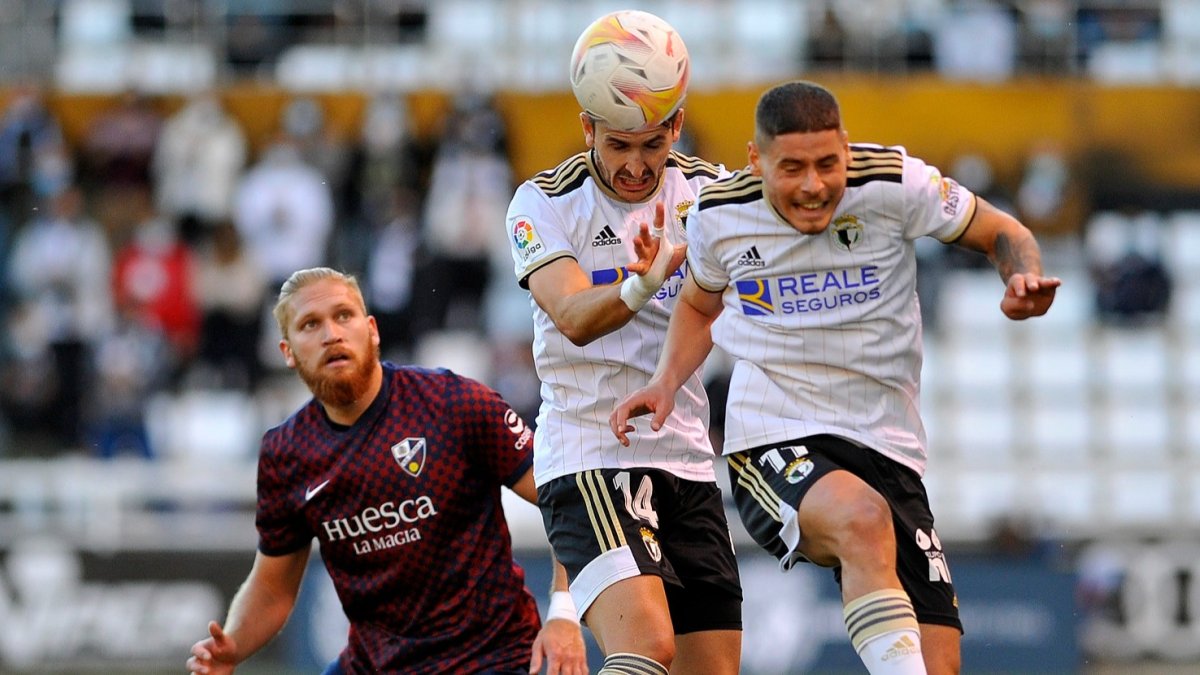 Elgezabal y Alarcón despejan un balón. TOMÁS ALONSO