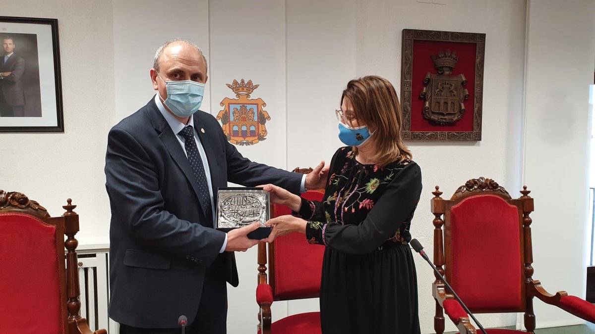 La alcaldesa ha aprovechado el último acto de César Moñux como director de Michelin- Aranda para agradecerle la labor realizada