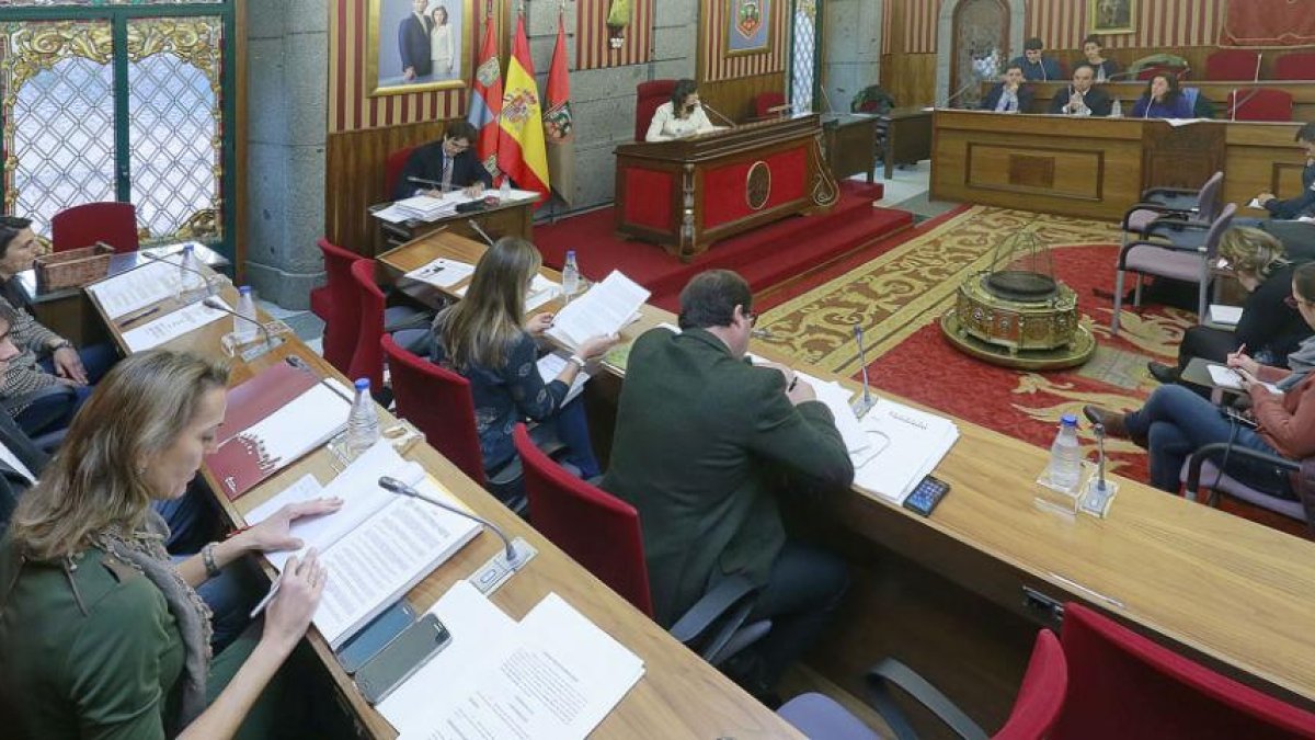 La concejal socialista Nuria Barrio presidió la comisión desde el puesto reservado al alcalde y el resto de concejales se distribuyeron en las bancadas.-RAÚL G. OCHOA