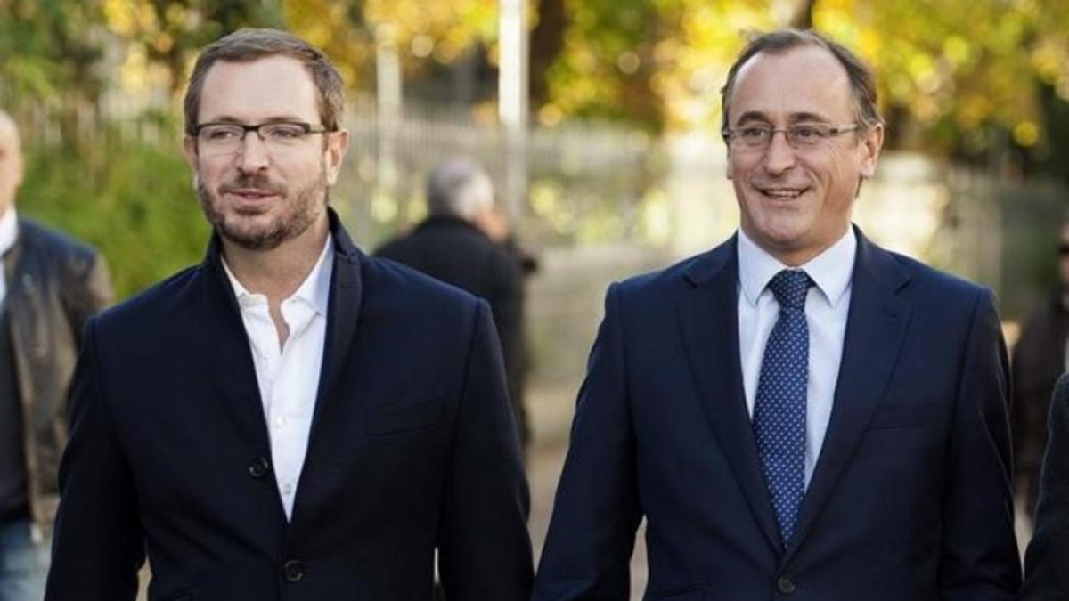Javier Maroto (izquierda) y Alfonso Alonso (derecha).-EFE / DAVID AGUILAR