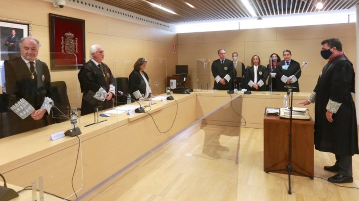 Estévez (izda.) durante la toma de posesión de la directiva del Colegio de Procuradores de Castilla y León celebrada en la sede del Tribunal Superior de Justicia. RAÚL OCHOA
