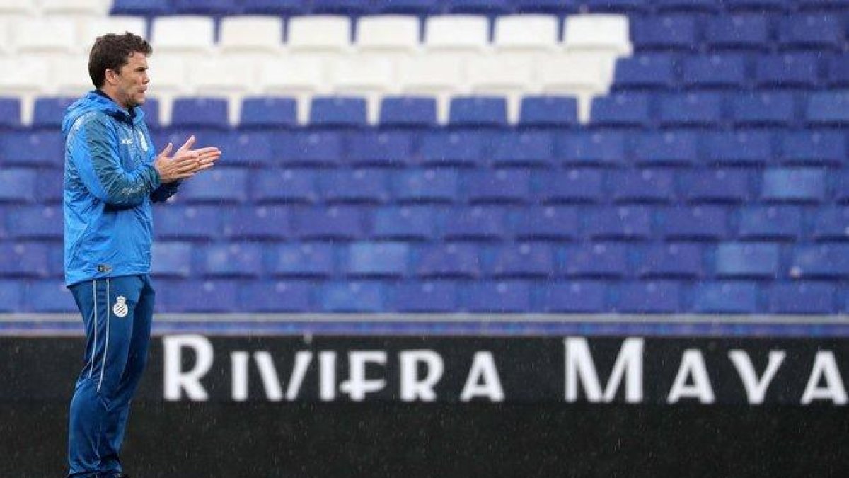 Rubi, en un entrenamiento del Espanyol en Cornellà.-RCDE