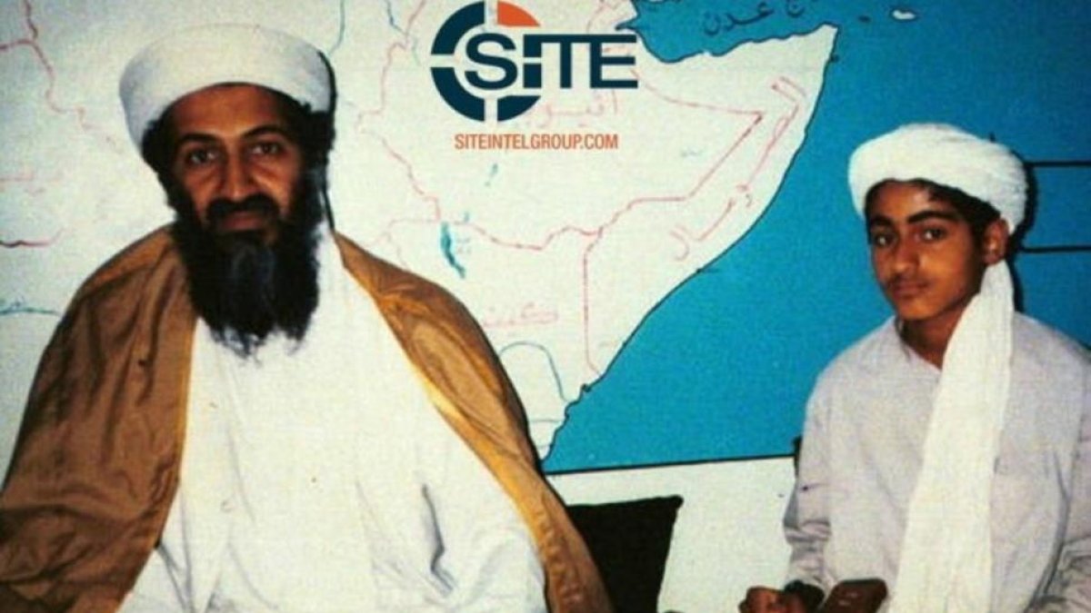 Osama Bin Laden y su hijo, Hamzan Bin Laden, en una foto de hace varios años.-SITE INTELLIGENCE GROUP