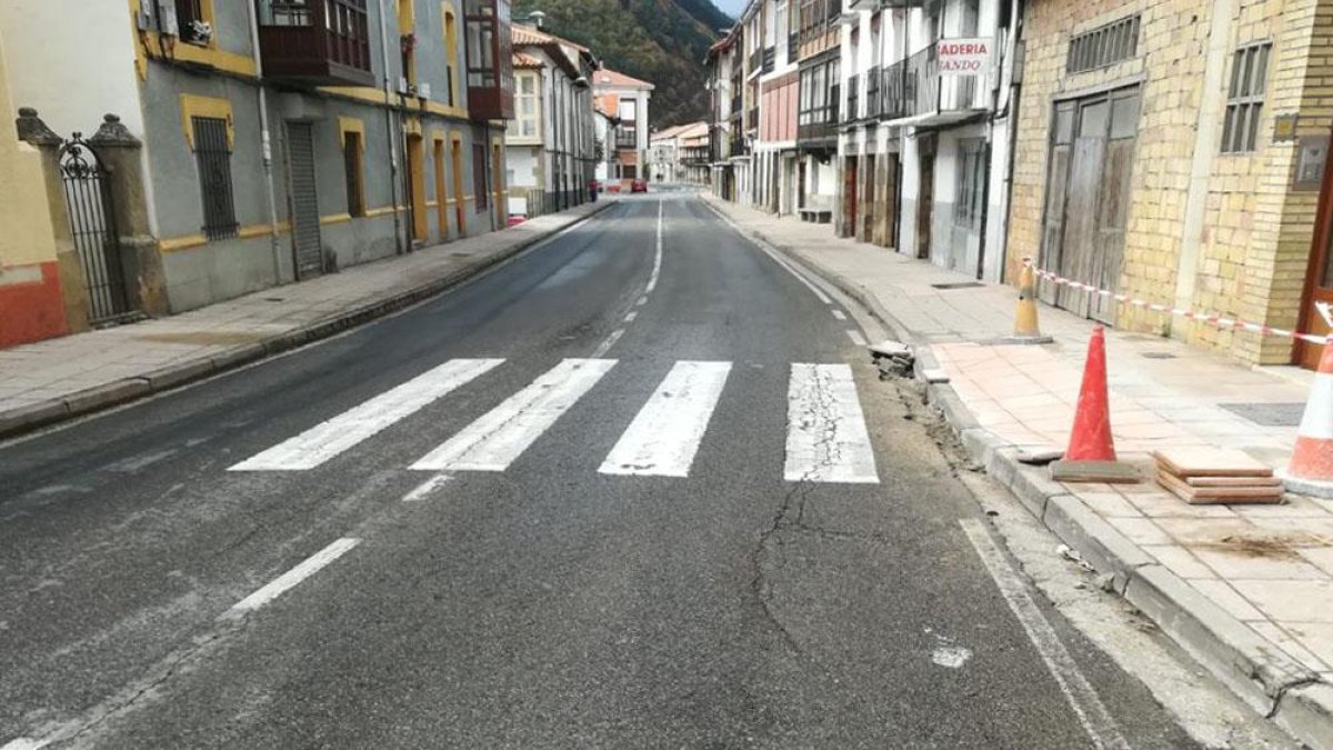 La mejora de calles y rebajes supuso actuar en más de una treintena de puntos de doce calles y carreteras.-M. M.