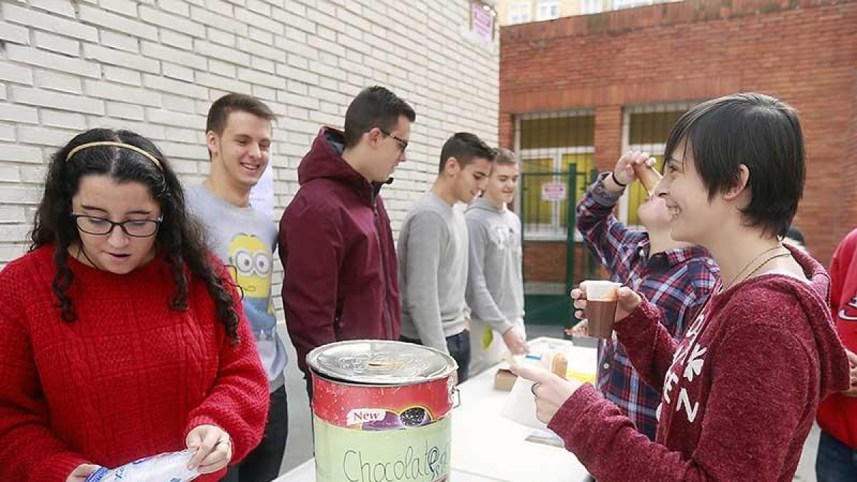 Reparto solidario de chocolate que se realizó ayer en la Plaza de Roma-RAÚL G. OCHOA