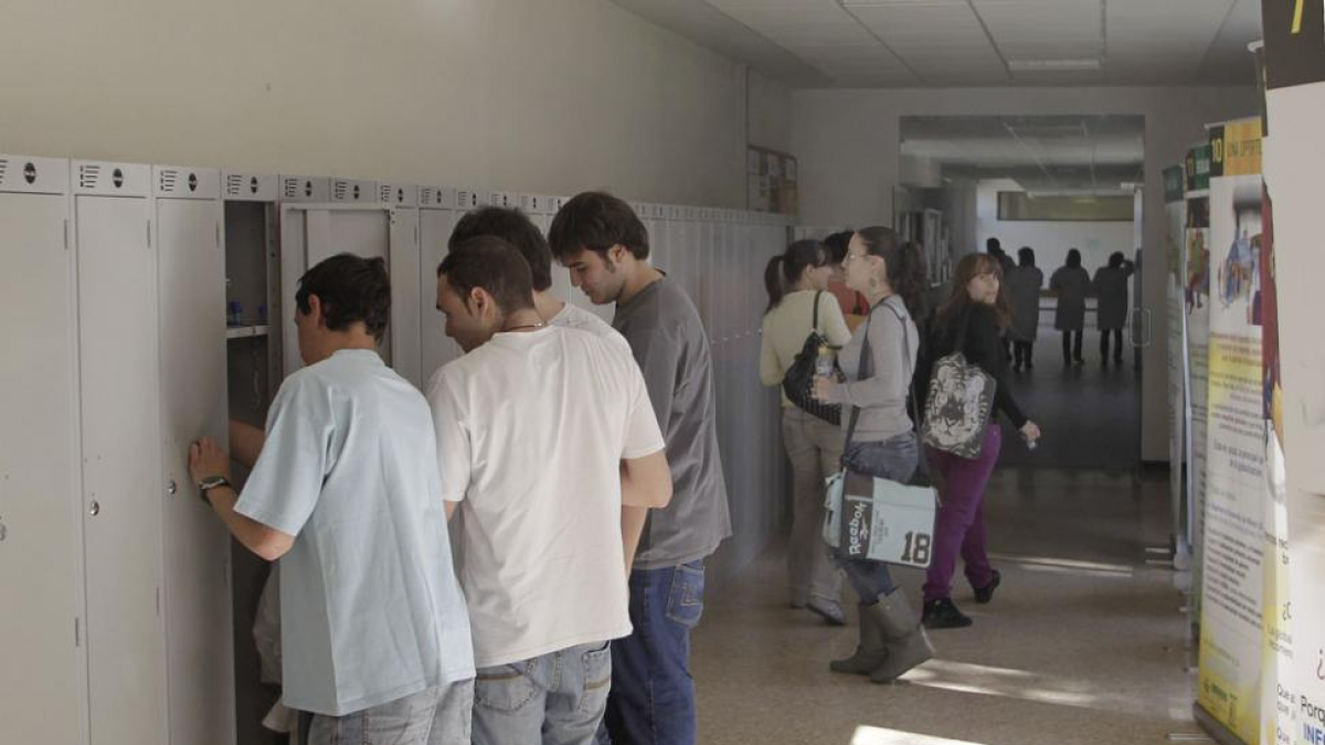 Un grupo de alumnos en la Facultad de Ciencias de la Universidad de Burgos.-ISRAEL L. MURILLO
