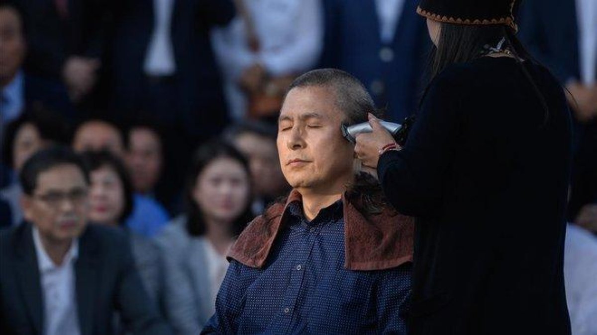 El líder de la oposición en Corea del Sur, Hwang Kyo-ahn, se afeita la cabeza frente a la residencia presidencial, este lunes.-ED JONES (AFP)