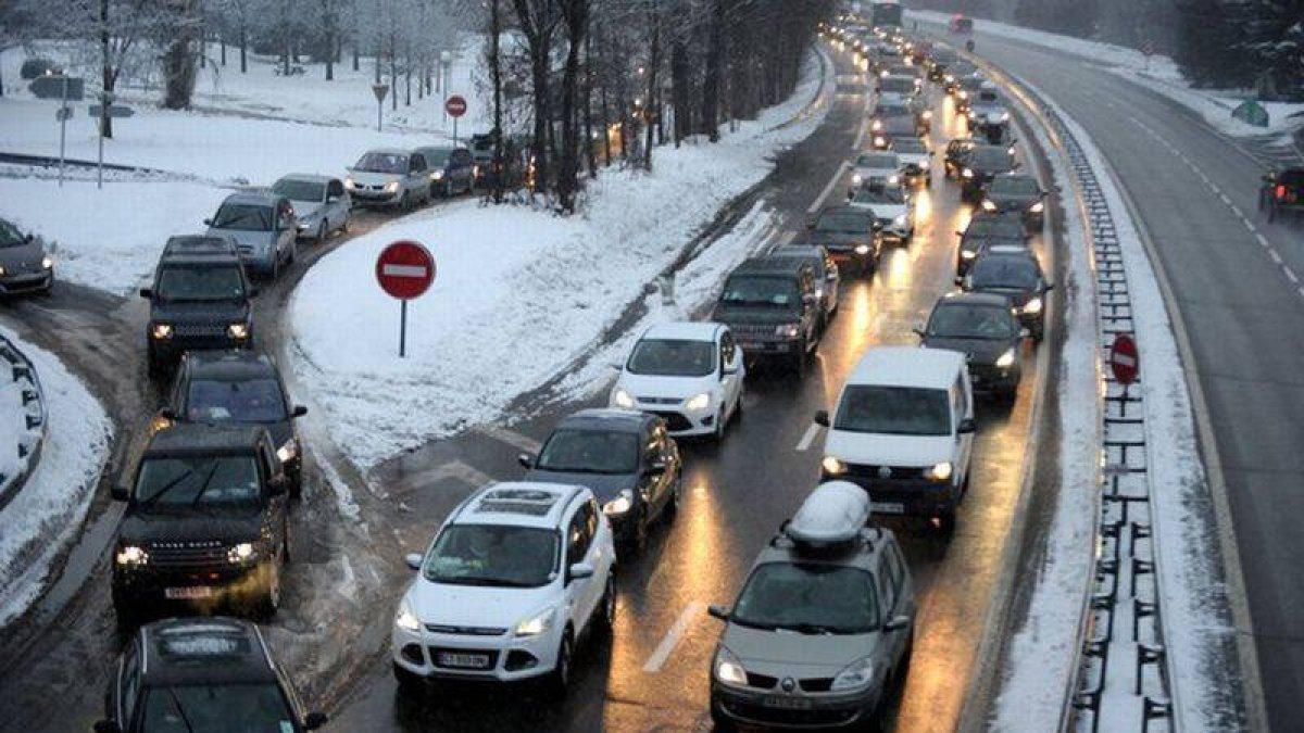 Miles de vehículos han quedado atrapados en los Alpes franceses por la nieve y el hielo.-Foto: AFP