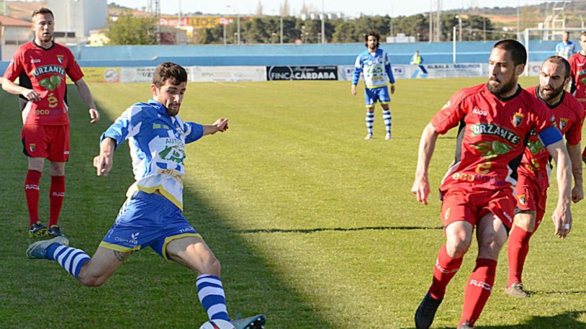 Ruba se dispone a enviar un balón al área durante el choque que se disputó ayer en El Montecillo.-ALBERTO CALVO