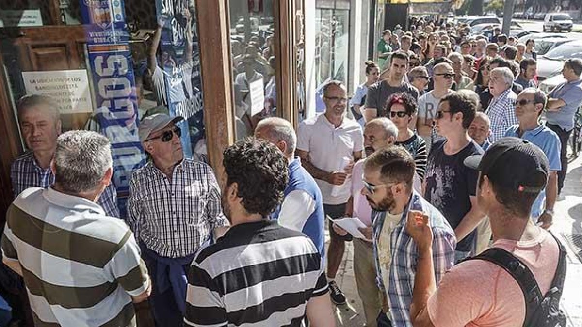 Imagen de la cola generada en las puertas del local habilitado antes del inicio de las puertas, ayer.-SANTI OTERO 