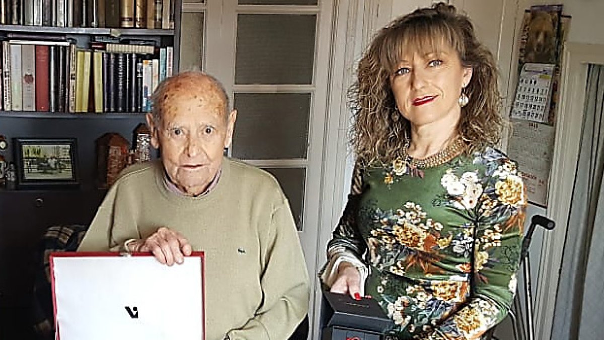 El veterano quintanariego con su hijo Isaac y la alcaldesa, quien le entregó una placa en nombre de sus convencinos. ECB