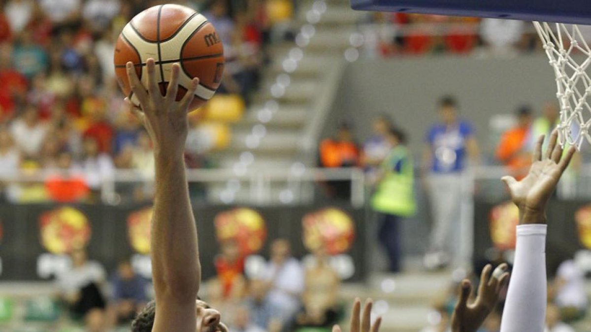 Mirotic lanza a canasta por encima de la defensa de Angola, ayer.-SANTI OTERO