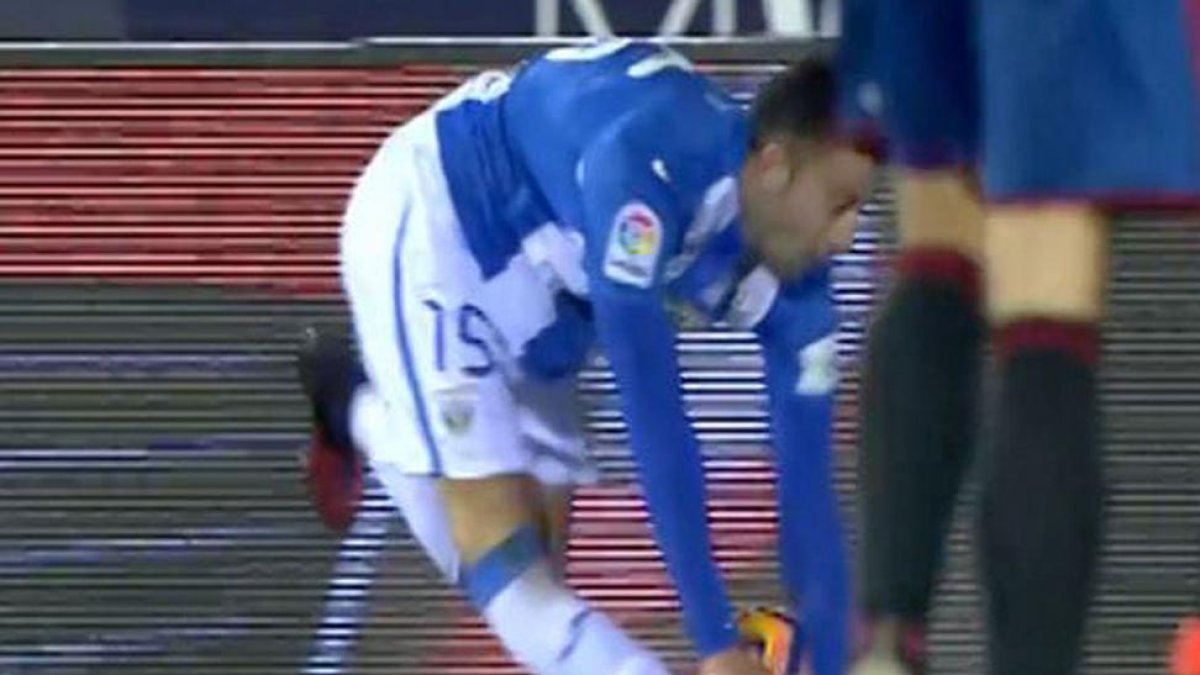 Momento en el que DiegoRico sufre la lesión en el choque ante el Osasuna.-