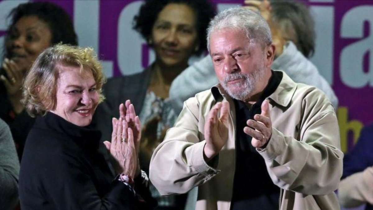 El expresidente Lula da Silva y su mujer Marisa Leticia en un acto político el pasado mes de agosto en Brasil.-REUTERS / PAULA WHITAKER