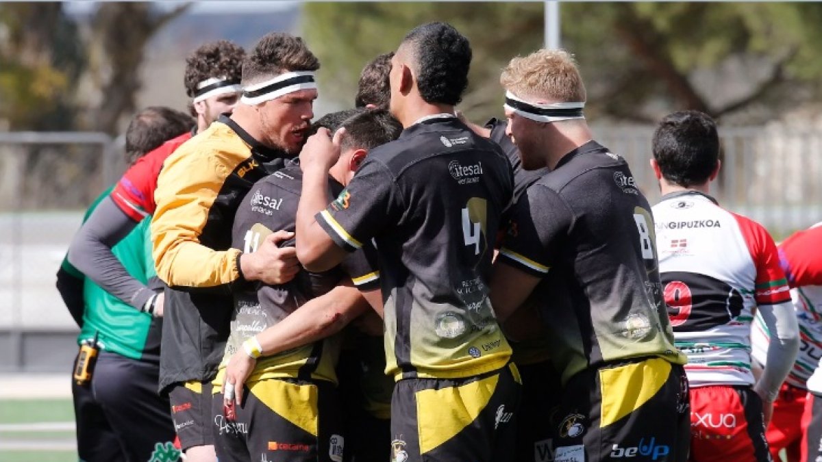 Los jugadores del UBU Colina Clinic celebran un ensayo. SANTI OTERO