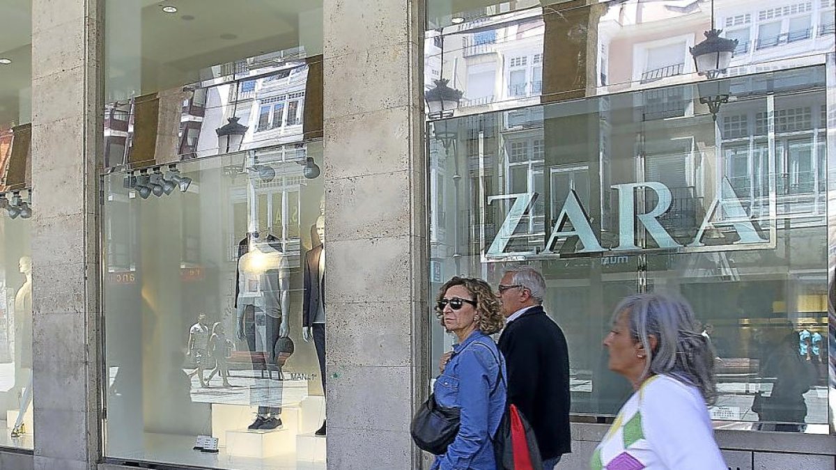 Tienda de Zara en la Calle Mayor de Palencia.-BRÁGIMO