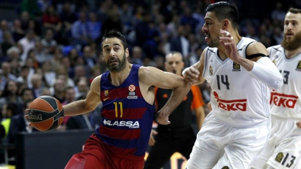 Navarro conduce el balón en presencia de Ayón y Sergio Rodríguez en el partido europeo del pasado enero-DAVID CASTRO