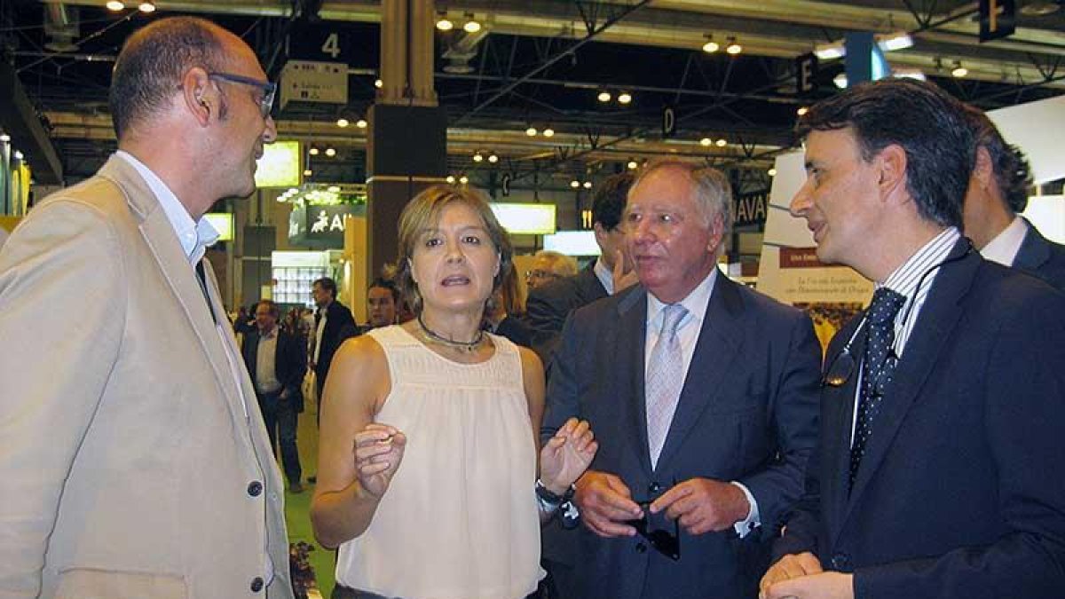 Isabel García Tejerina, ayer en la feria con José Ignacio Velasco (izquierda) y Jorge Morro (derecha).-ECB