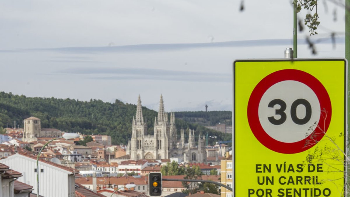 La señal de límite de velocidad a 30 kilómetros hora afecta a más de mil calles. ISRAEL L. MURILLO