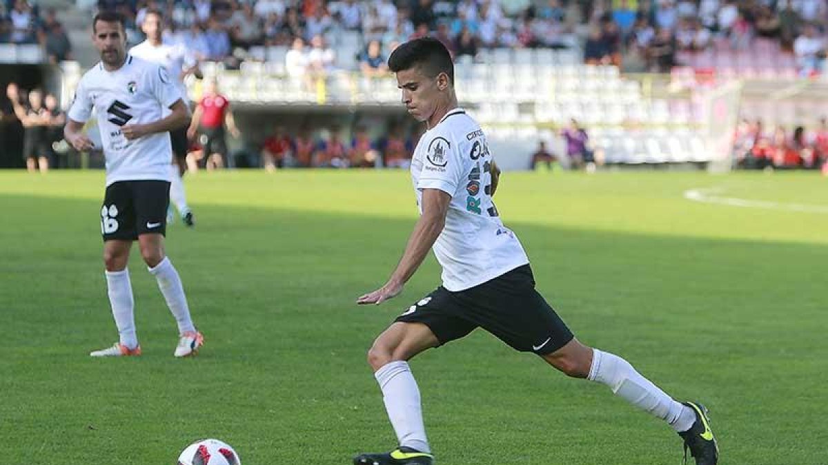Javi Cantero regresó a la titularidad el pasado fin de semana ante el Rápido de Bouzas-Raúl G. Ochoa