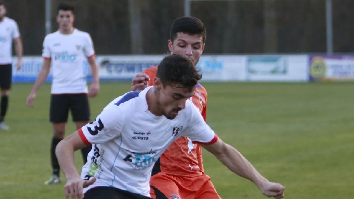 Bruju, que no jugará por sanción, protege la pelota durante un partido.-RAÚL OCHOA