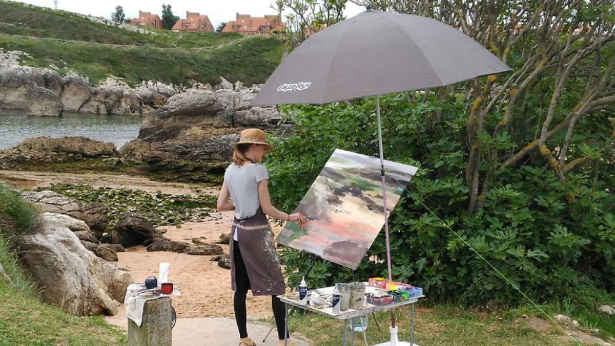 Beatriz Marcos, pillada en plena faena durante el XVI Concurso de Pintura al Aire Libre de Polanco (Cantabria).-