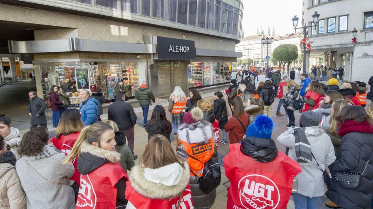 La Policía tuvo que personarse en Ale-Hop tras un enfrentamiento verbal entre el piquete y las empleadas.-ISRAEL L. MURILLO