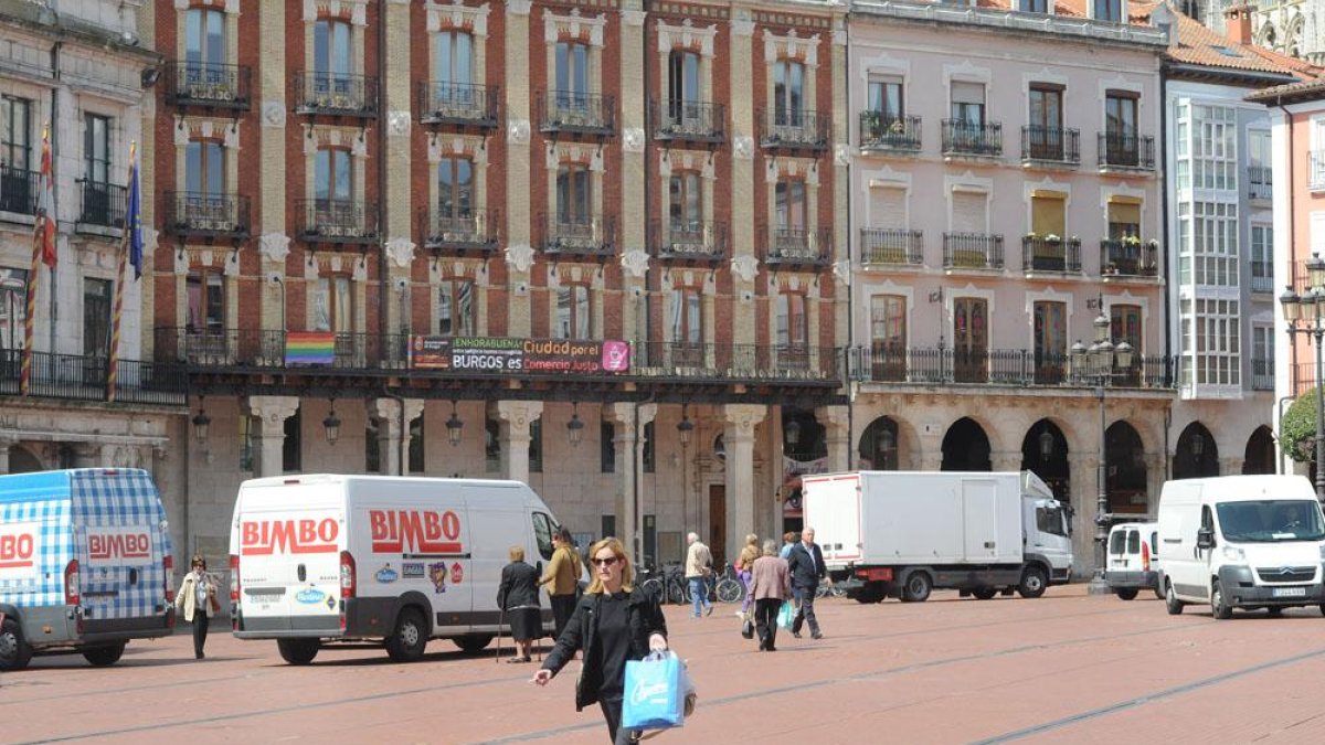 Varias furgonetas de reparto estacionadas en la Plaza Mayor.-ISRAEL L. MURILLO