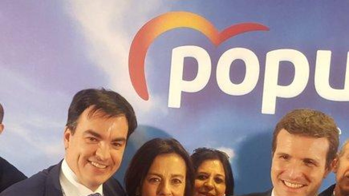 El concejal del PP de Barajas de Melo (Cuenca), Jesús López, junto al líder del partido, Pablo Casado.-TWITTER