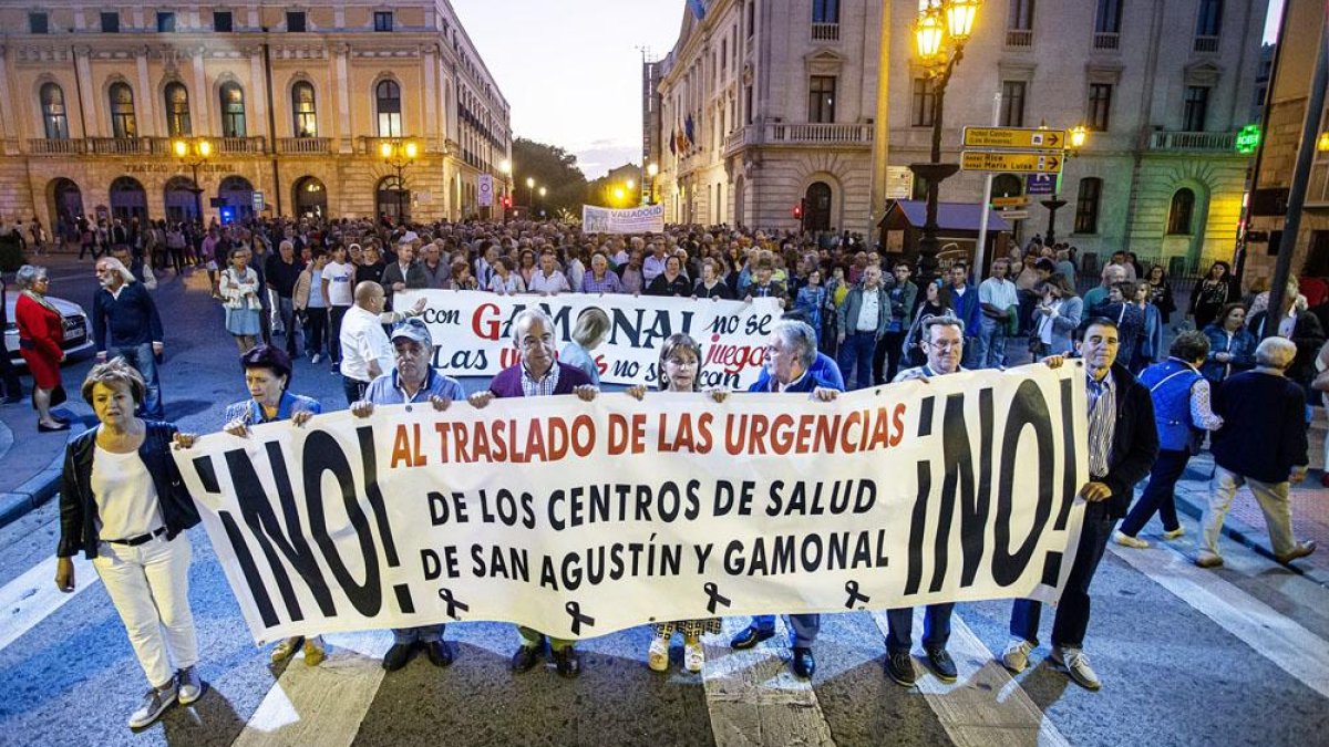 La manifestación partió desde la plaza del Cid y se dirigió hasta la delegación territorial de la Junta de Castilla y León en Burgos.-SANTI OTERO