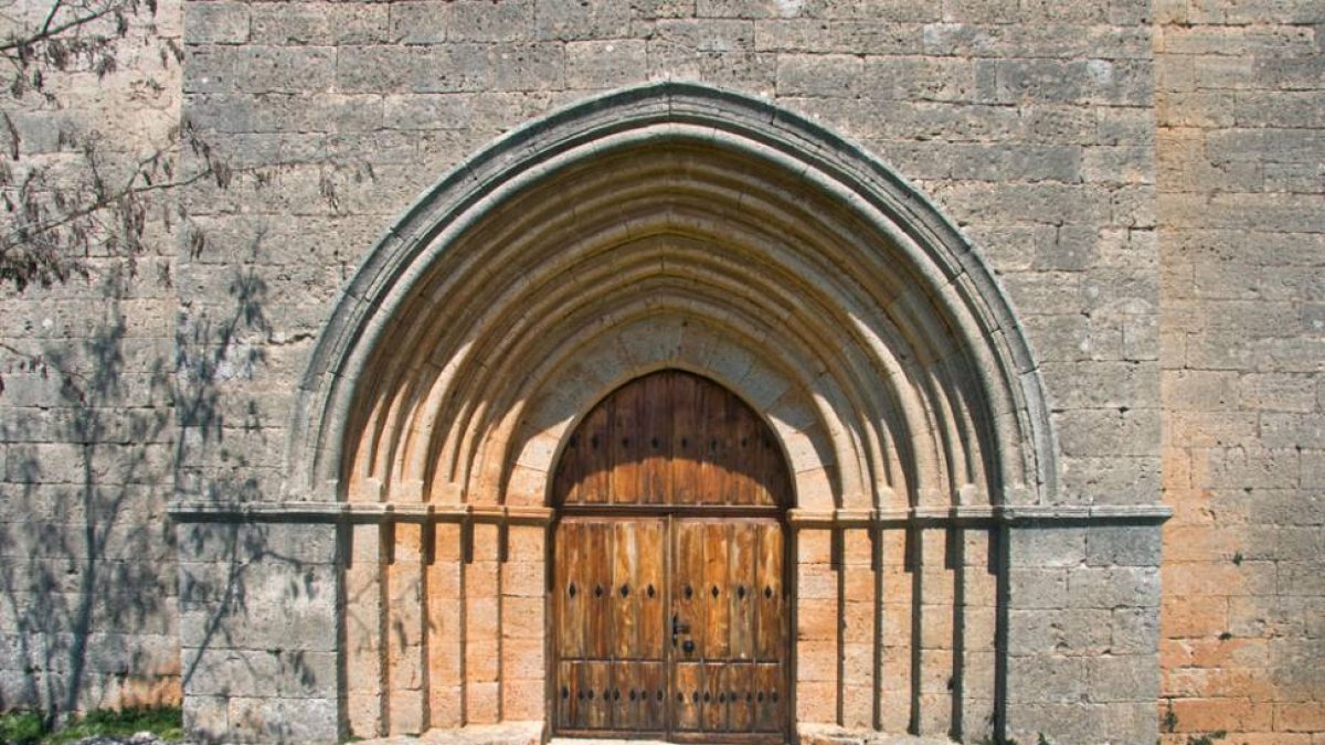 Portada de la iglesia Santiago Apóstol de Villamorón, incluida en el proyecto ‘Esculpidos por el Regañón’.-ECB