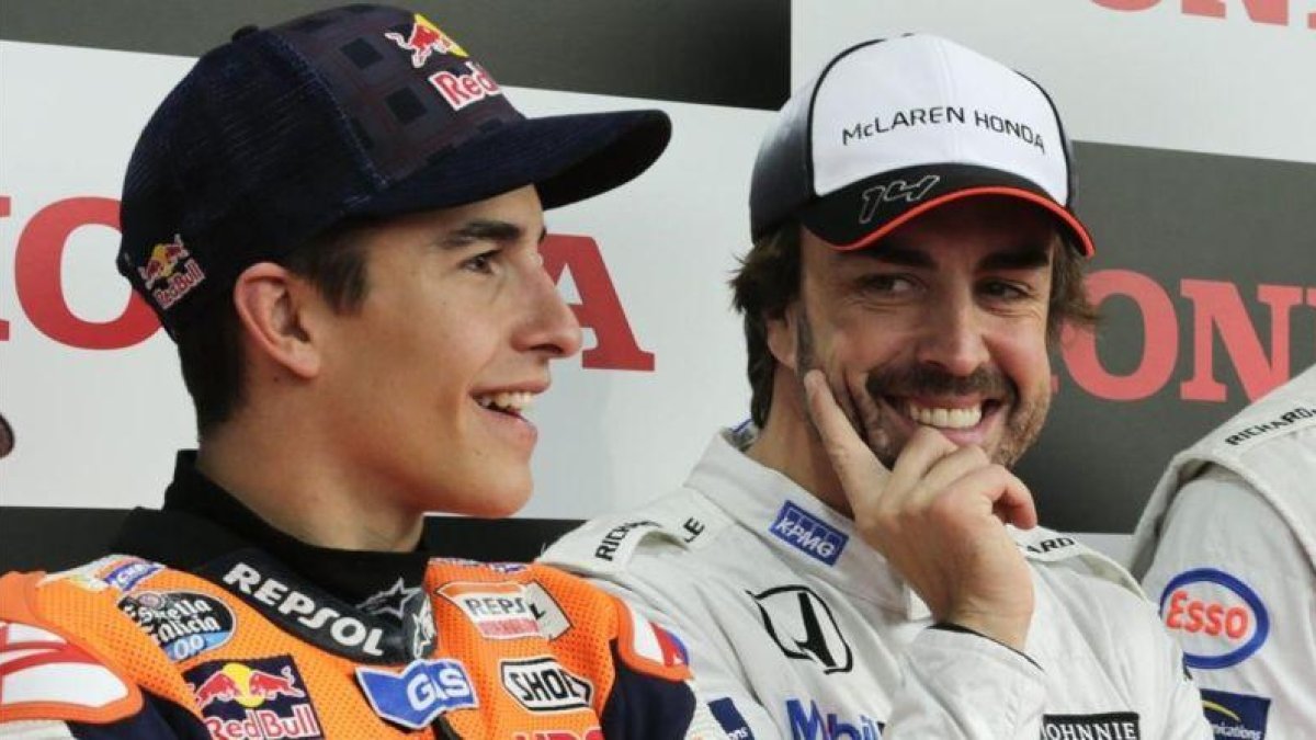 Fernando Alonso, junto a Marc Márquez, en Motegi (Japón).-EFE / KIMIMASA MAYAMA