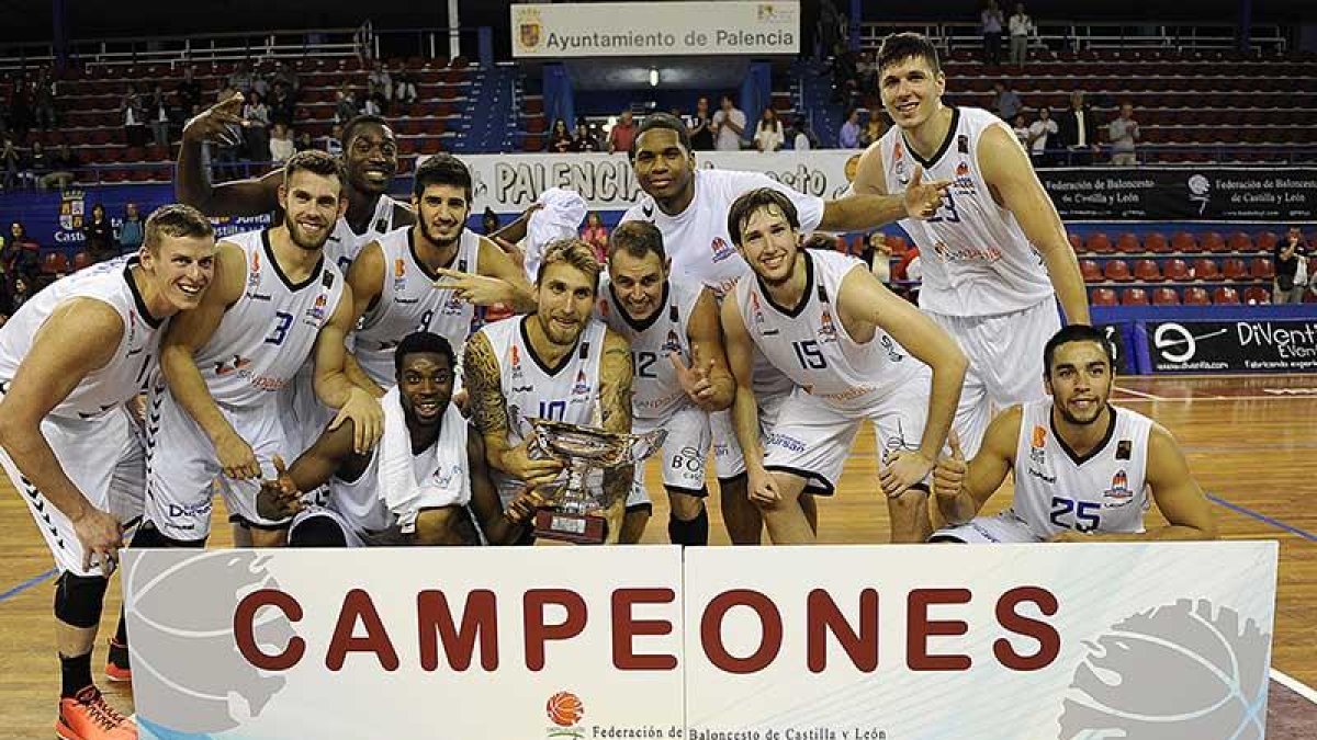 La plantilla del CB Miraflores posa con el trofeo conquistado ayer en Palencia.-MARÍA GONZÁLEZ / CB MIRAFLORES