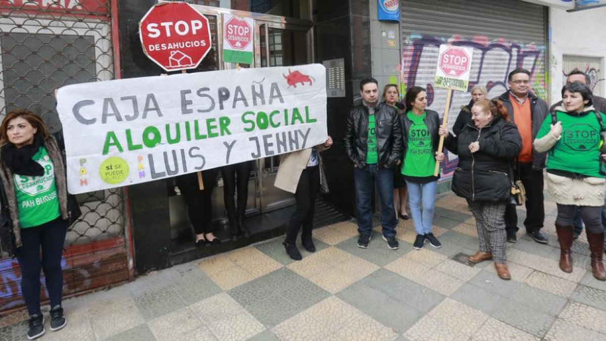 lLuis y Jennifer, en el centro de la imagen, en la manifestación que la PAH Burgos desarrolló frente a su actual vivienda.-RAÚL G. OCHOA