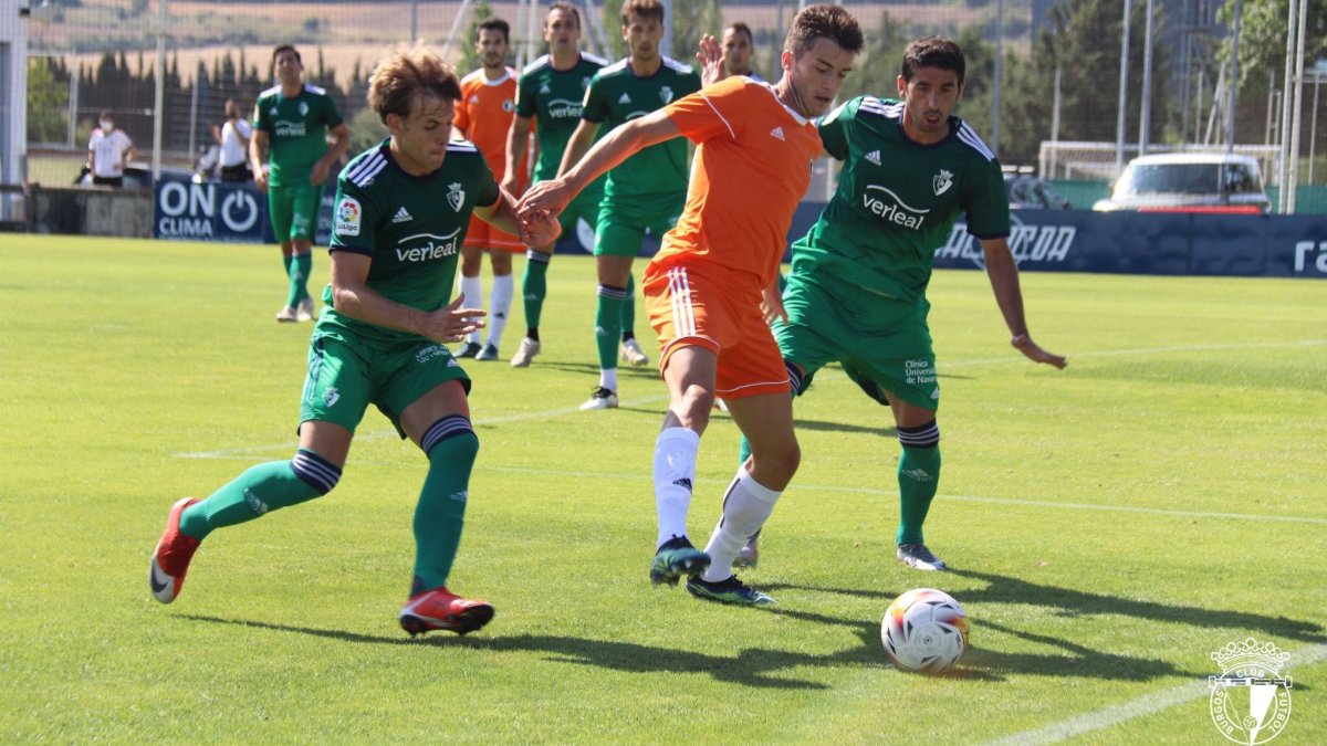 Córdoba protege el balón ante la presión osasunista. TWITTER / @BURGOS_CF