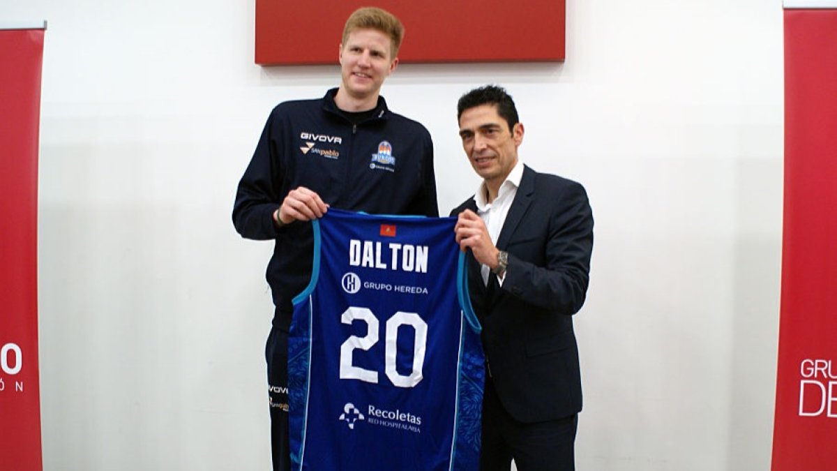 Dalton fue presentado en las instalaciones de Grupo de Santiago Automoción, con cuyo director general, Fernando de Santiago, posa con una camiseta del San Pablo.  SPB/C. Méndez. 