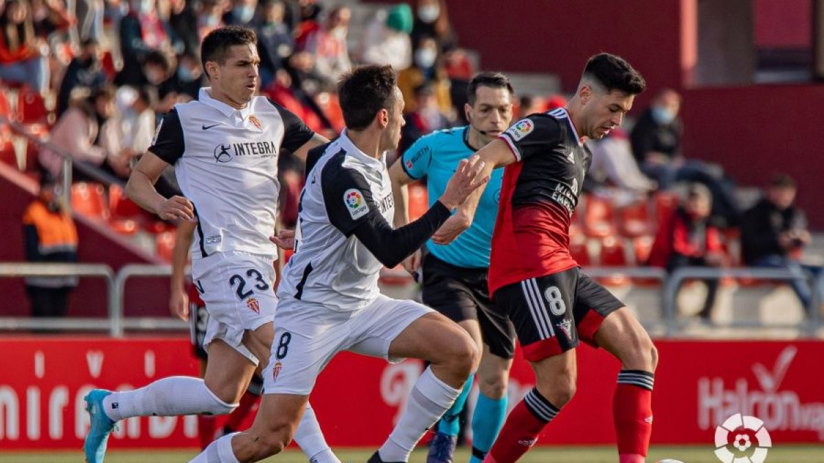 Meseguer conduce el balón ante Pedro Díaz y Djurdjevic. LALIGA