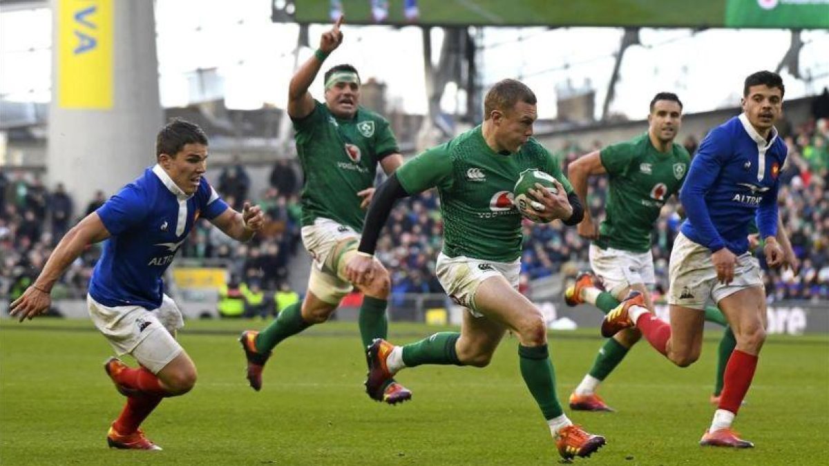 El irlandés Keith Earls corre para anotar el cuarto ensayo de su selección contra Francia.-AFP / DAMIEN MEYER