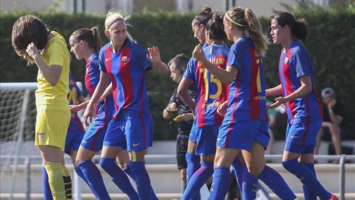 Las jugadoras azulgranas celebran un gol.-VALENTÍ ENRICH