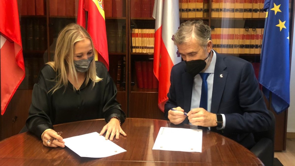 Firma del acuerdo entre la alcaldesa de Lerma y el rector de la Universidad de Burgos. ECB