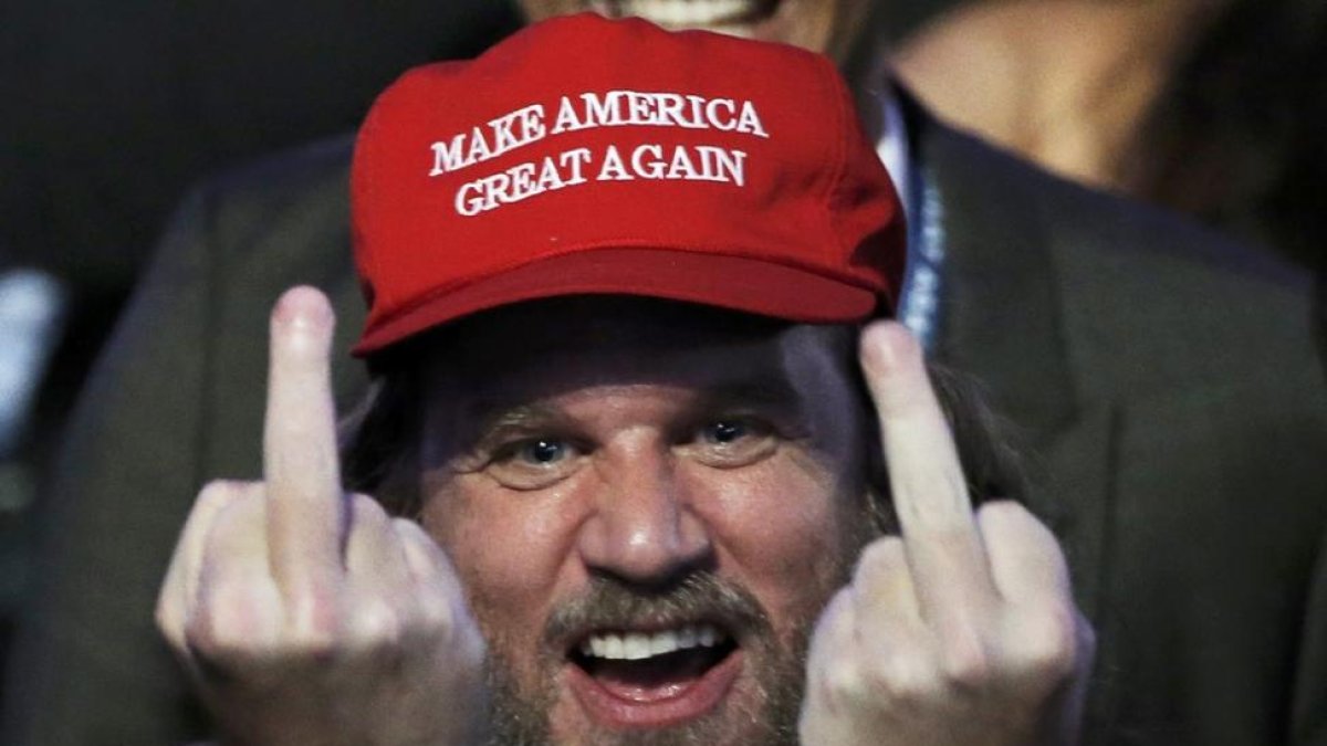 Un votante de Trump celebra el resultado de las elecciones presidenciales de Estados Unidos la noche electoral en Manhattan.-MIKE SEGAR / REUTERS