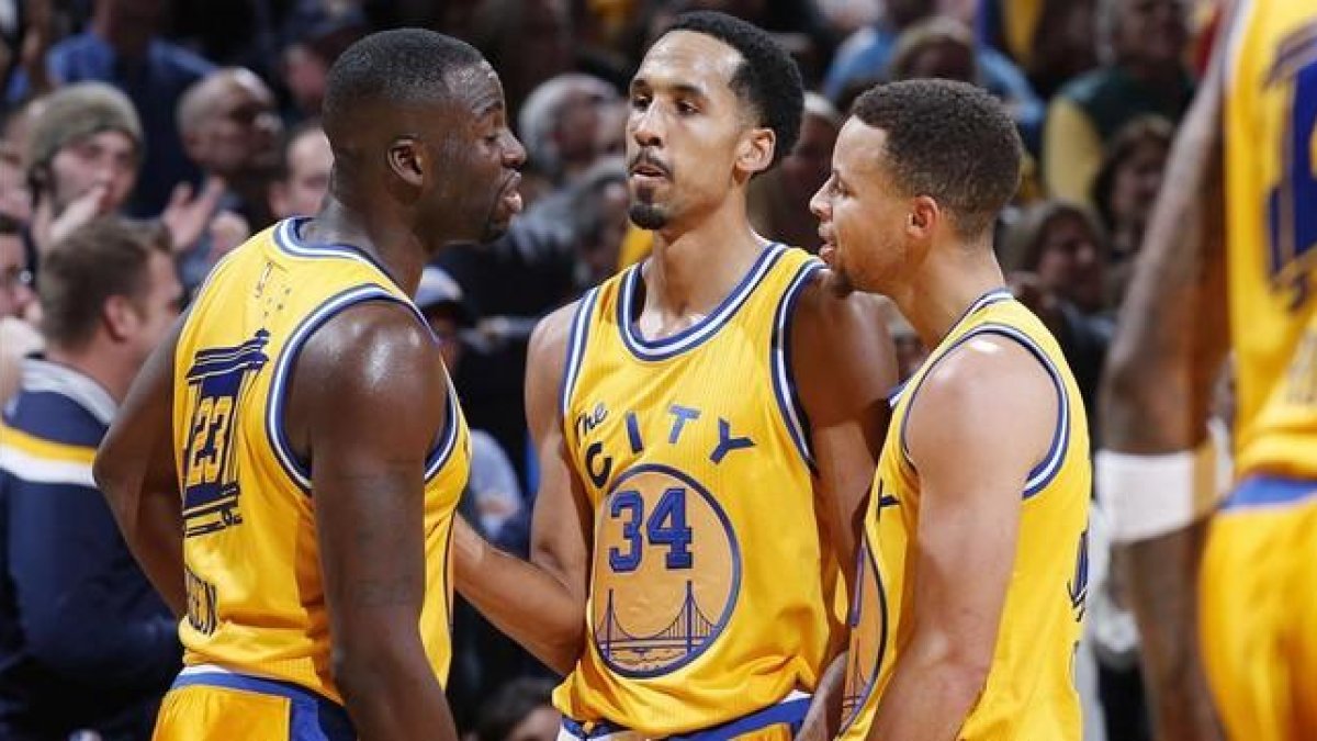 Los jugadores de los Warriors Green, Curry y Livinsgton, durante el duelo ante Indiana.-AFP / JOE ROBBINS