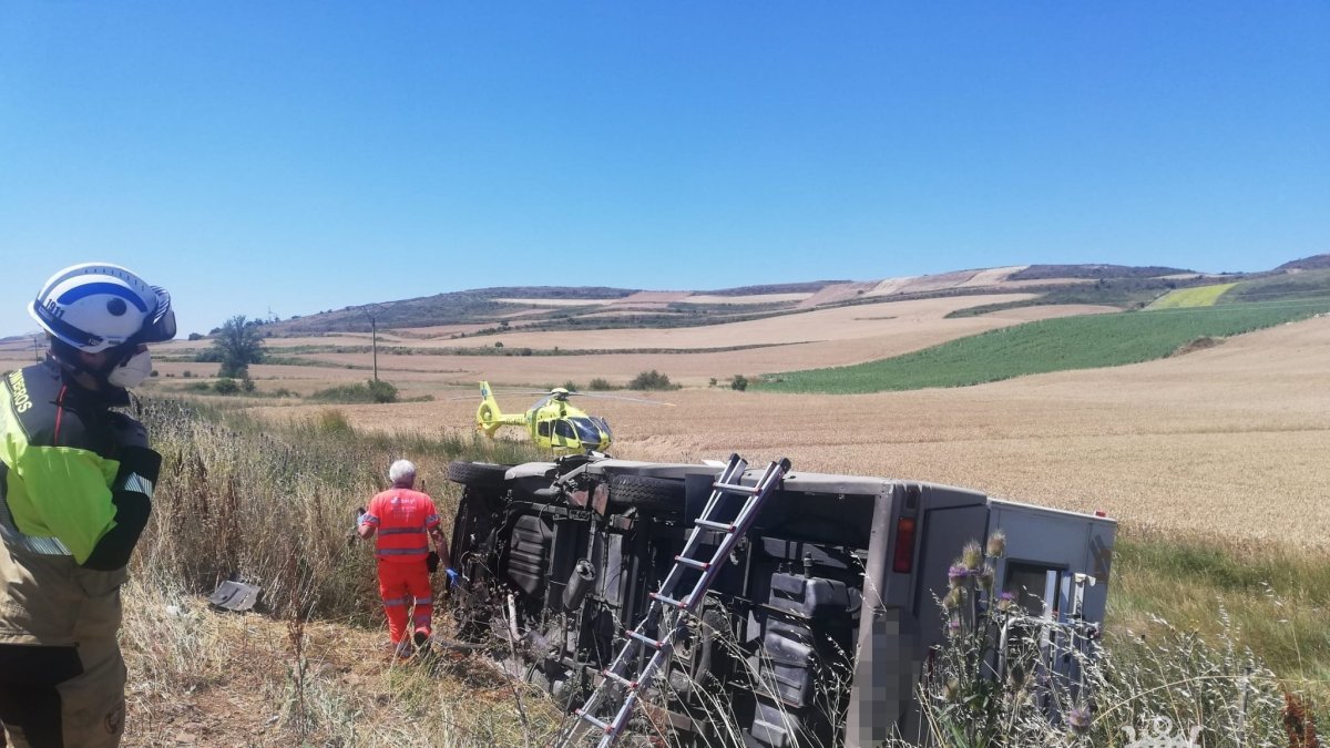 Los Bomberos rescataron a dos personas atrapadas en el inteerior de una autocaravana accidentada. BOMBEROS DE BURGOS