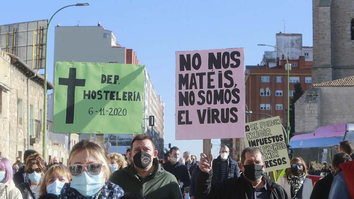 La manifestación recorrió toda la calle Vitoria desde la Antigua de Gamonal. RAÚL OCHOA