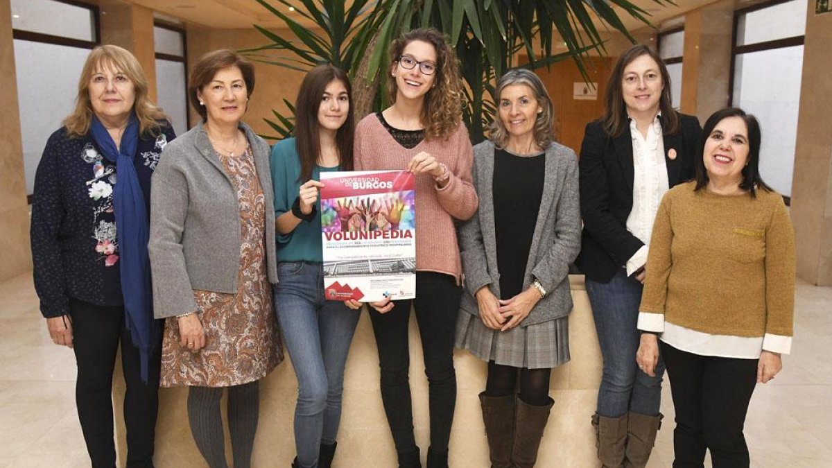 Alumnos y responsables del programa con la vicerrectora de estudiantes, Verónica Calderón (segunda por la dcha).-ICAL