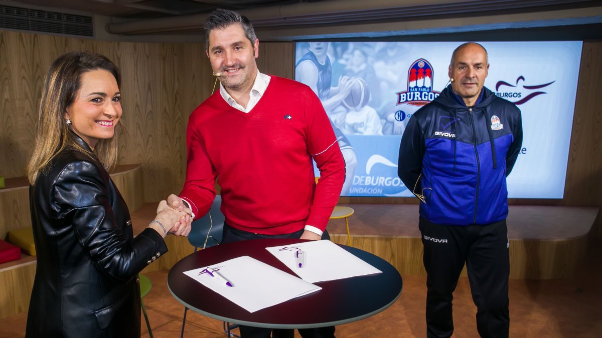 Ana Carretero y Albano Martínez, junto a Curro Segura, durante la firma del convenio. TOMÁS ALONSO